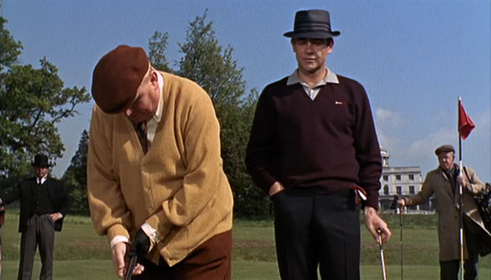 La mítica escena de James Bond jugando al golf contra Goldfinger. Un trauma muy rentable para el autor inglés, sin duda.